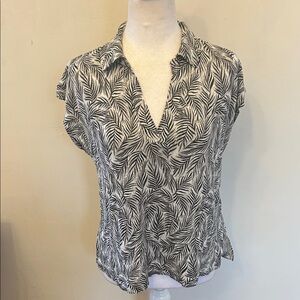 Tahari Black & White Leaf Print V-Neck Women's Linen blouse Size L EUC